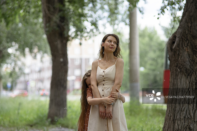 女儿在花园里拥抱母亲图片素材