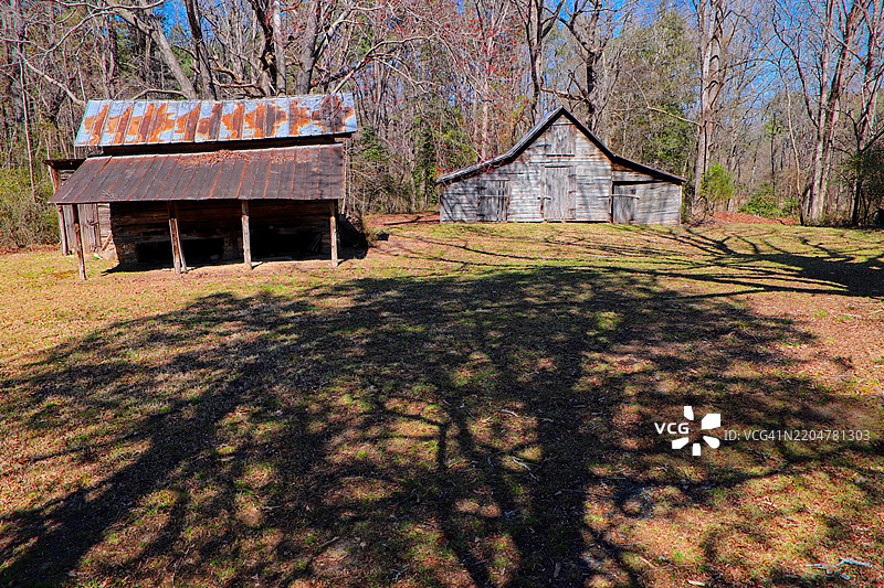 老农场建筑与树影图片素材