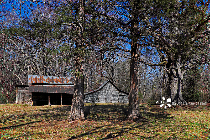 老农场建筑与树影图片素材