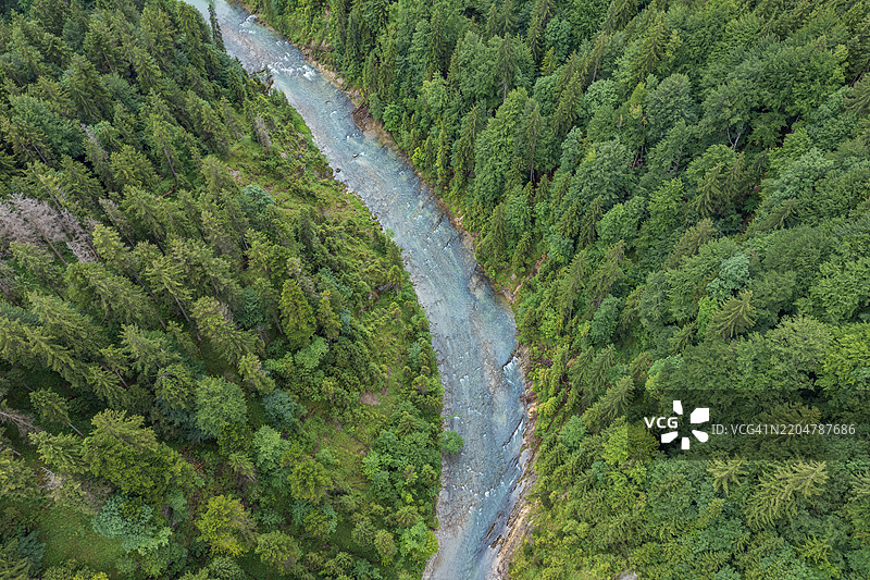 夏季，阿默河在巴伐利亚上部的阿默峡谷中穿过郁郁葱葱的森林的鸟瞰图图片素材