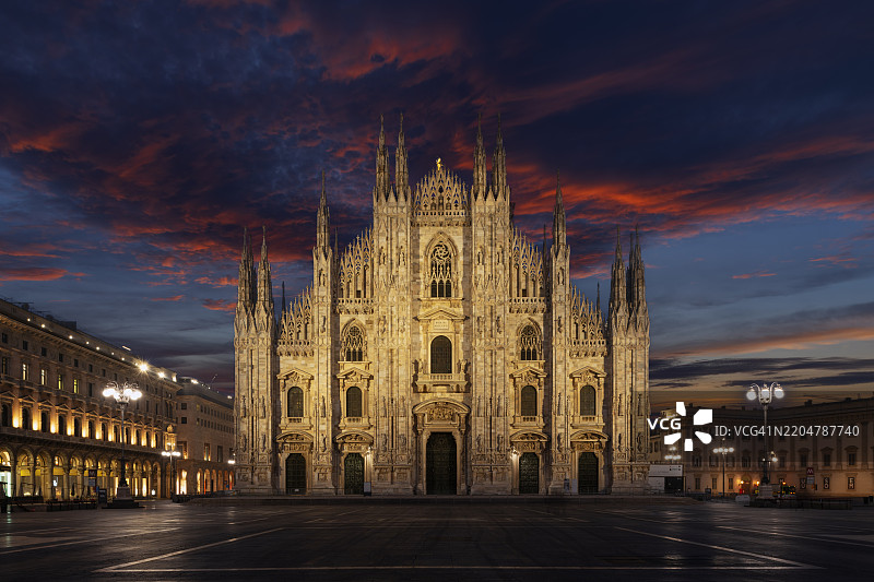米兰大教堂在意大利米兰的杜莫广场夜间灯光照耀下图片素材