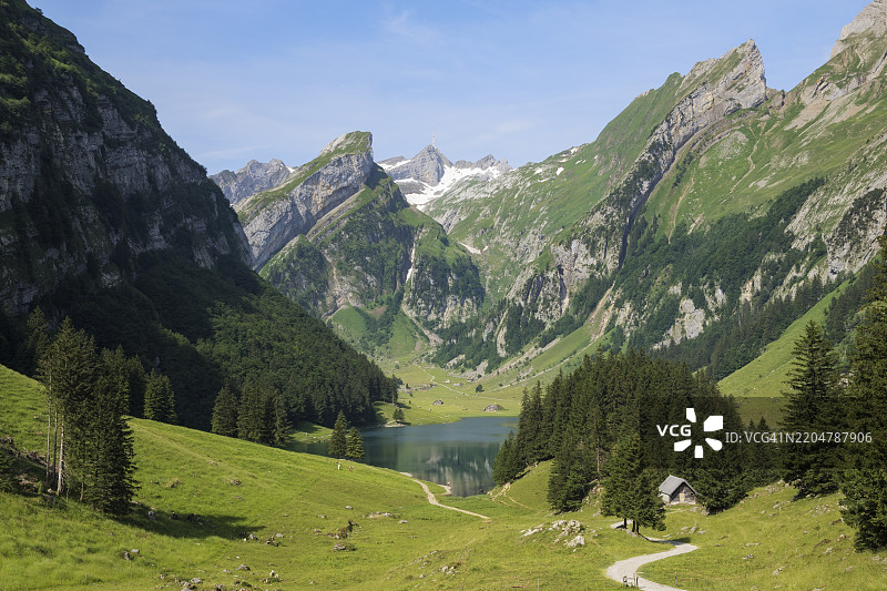 阿彭策尔阿尔卑斯山脉阿尔卑斯地区的Seealpsee湖泊美景，背景是Säntis山。图片素材