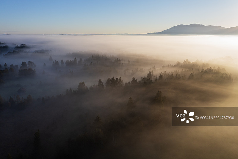 巴伐利亚州巴德·拜尔索伊恩附近的法芬温克地区，日出时分的雾霭景观鸟瞰图图片素材