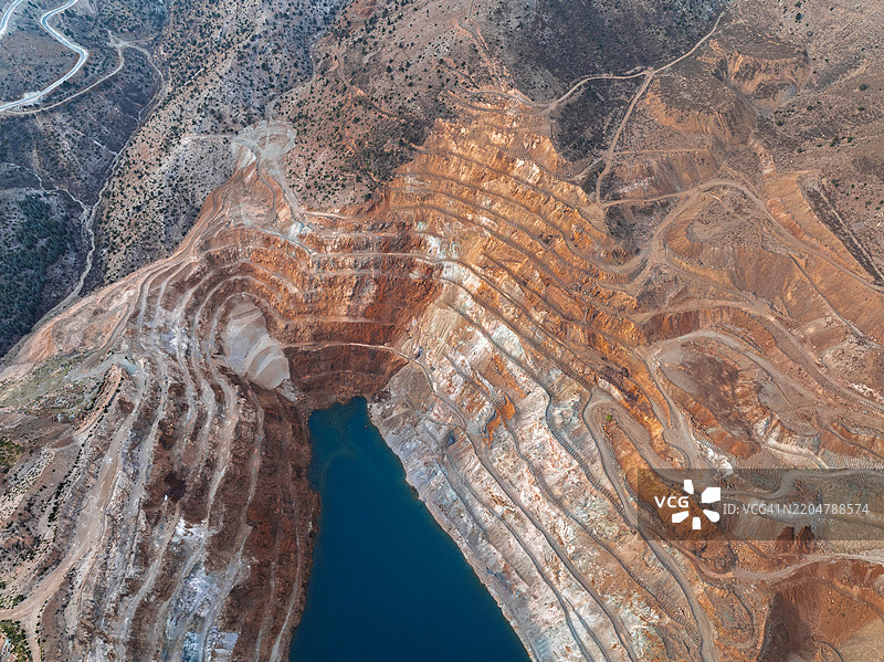 废弃的露天铁矿图片素材