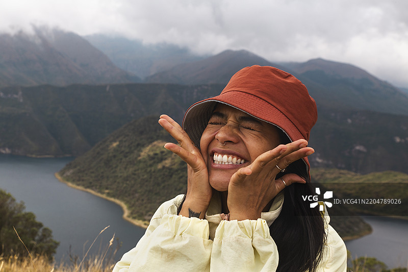 戴着渔夫帽的活泼女性在度假时享受乐趣图片素材