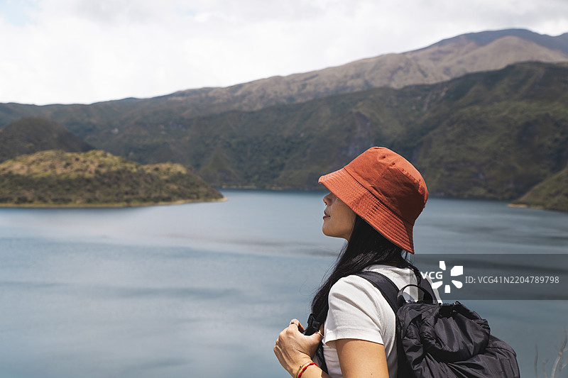 戴着渔夫帽的女人在库伊科查湖附近图片素材