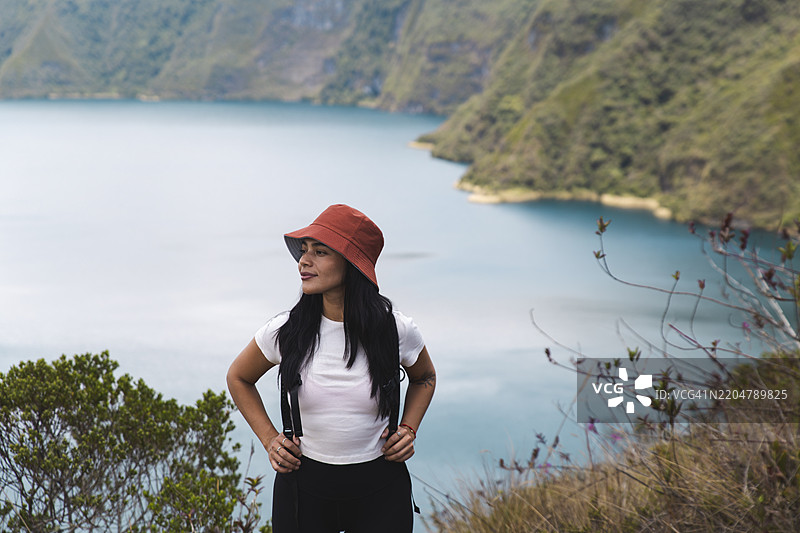 戴着渔夫帽的女性在库伊科查湖附近徒步旅行图片素材