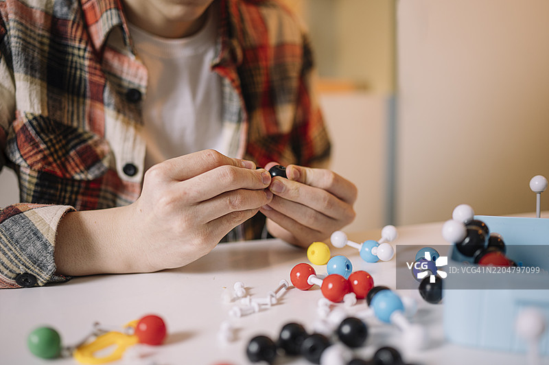 青少年男孩在家组装分子结构图片素材