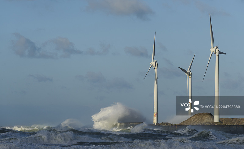 风车下的破浪与天空图片素材