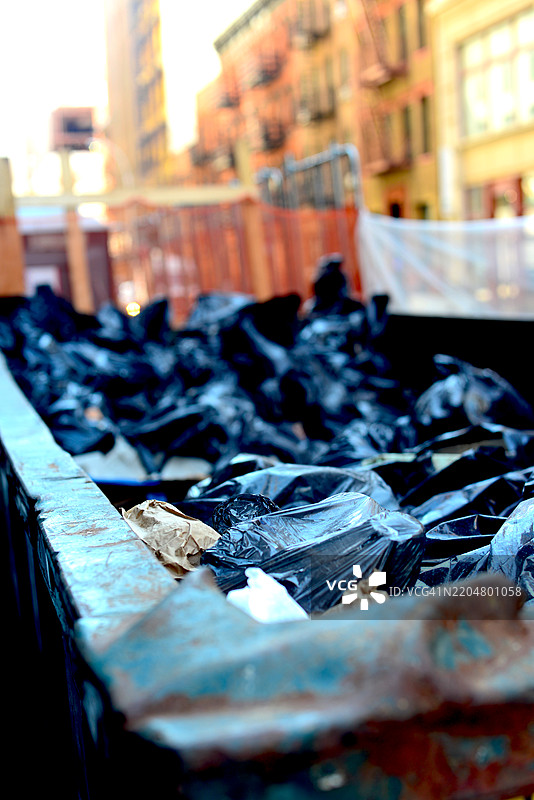装满垃圾的垃圾箱特写图片素材