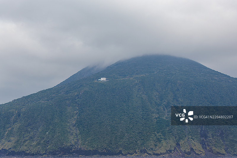 美丽的纺锤形的丰岛。东海汽船猿飞丸从丰岛港出发前往东京。东海汽船伊豆群岛航线猿飞丸上船 - 2024年11月11日图片素材