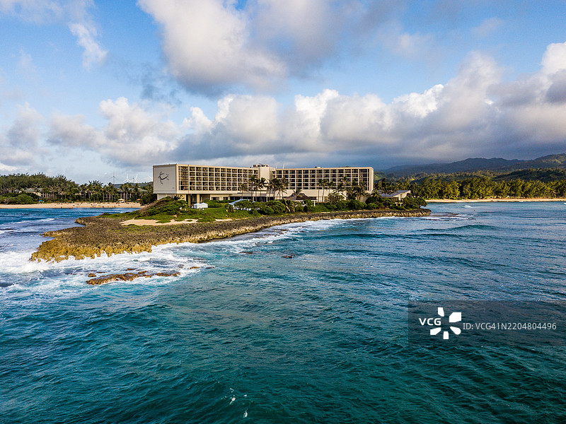 夏威夷的海龟湾展示了令人惊叹的海岸线和豪华度假村，坐落在生机勃勃的海洋景观中。图片素材
