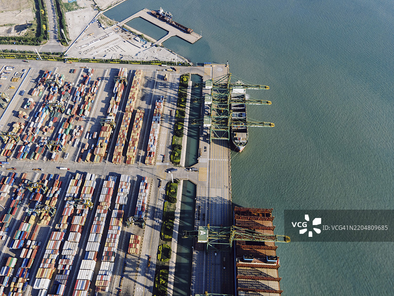 天津码头上的起重机和货柜图片素材