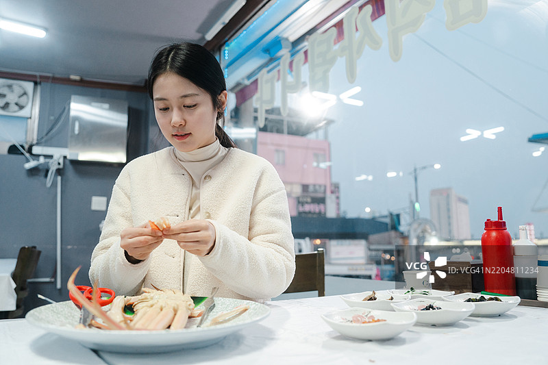 单人旅行，东海市，度假，晴朗的天空，鱼市场，螃蟹，熟食，餐厅，蒸螃蟹图片素材