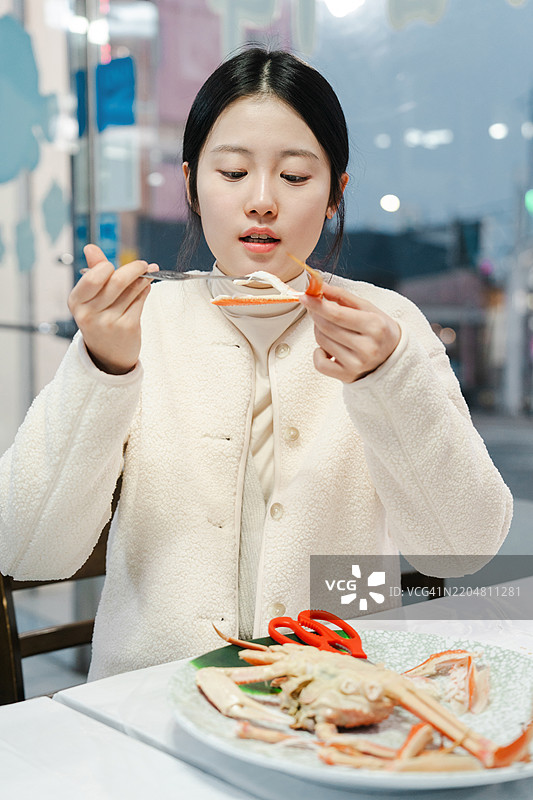 单人旅行，东海市，度假，晴朗的天空，鱼市场，螃蟹，熟食，餐厅，蒸螃蟹图片素材