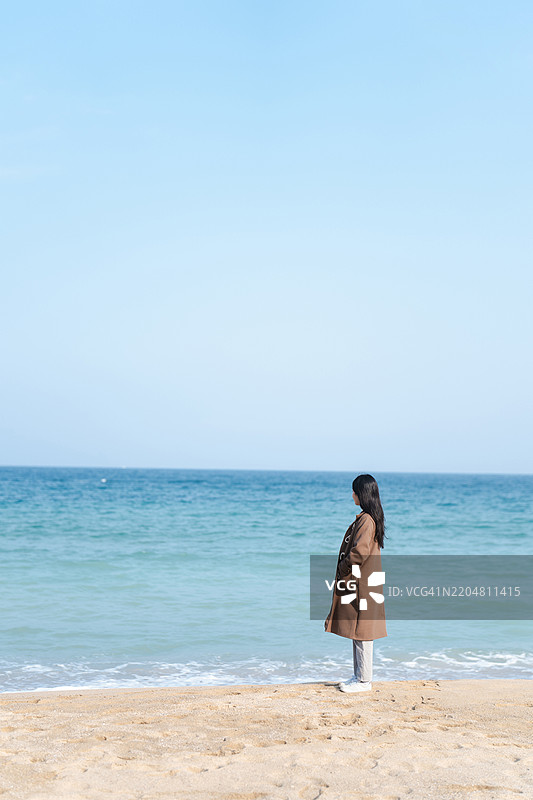 旅行，独自旅行，度假，东海市，海边路，晴朗的天空图片素材