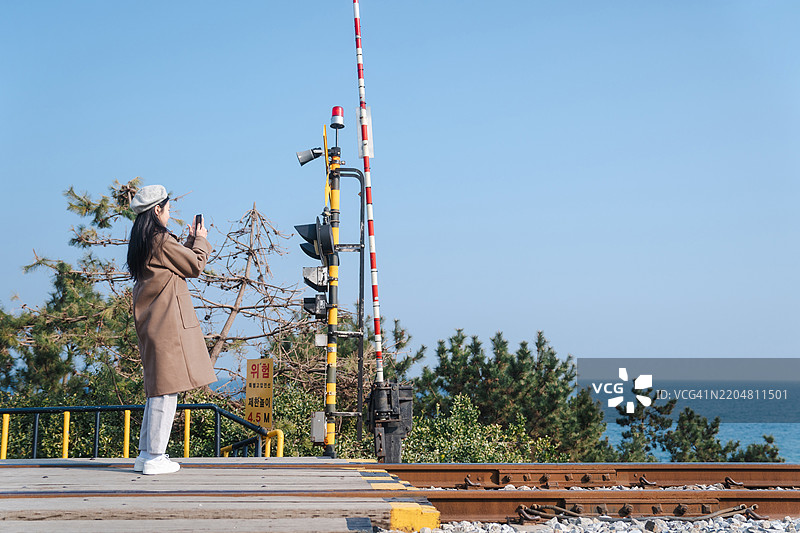 旅行，独自旅行，度假，东海市，海边路，晴朗的天空，铁路图片素材