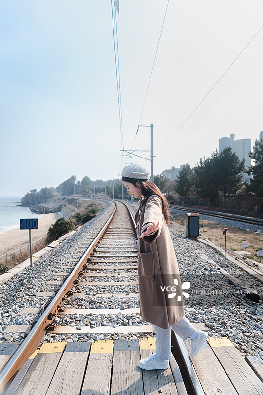 旅行，独自旅行，度假，东海市，海边路，晴朗的天空，铁路图片素材