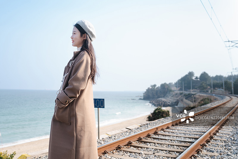旅行，独自旅行，度假，东海市，海边路，晴朗的天空，铁路图片素材
