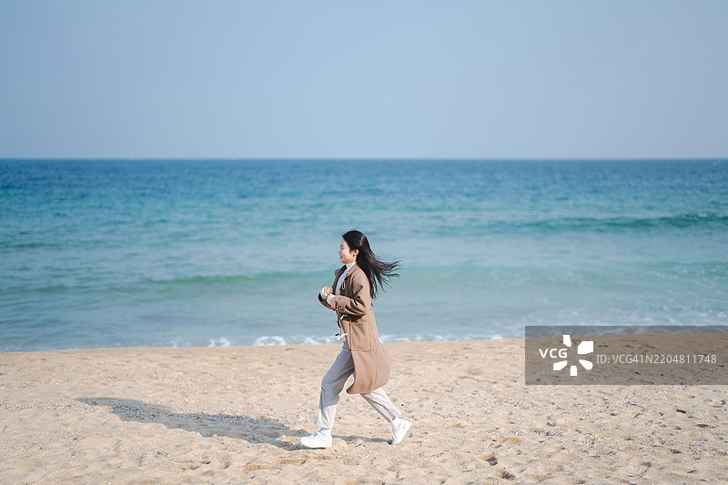 旅行，独自旅行，度假，东海市，海边路，晴朗的天空图片素材