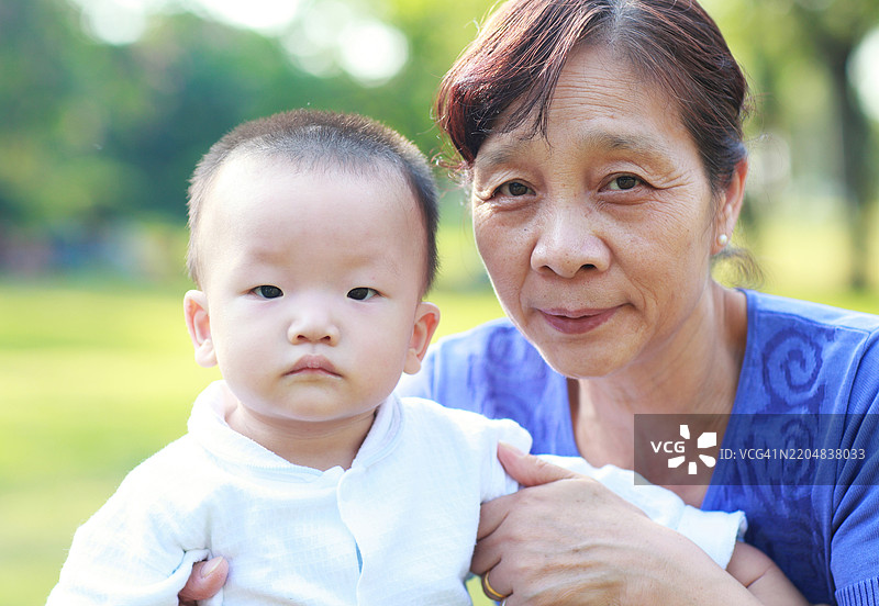 快乐的奶奶和她的孙子图片素材