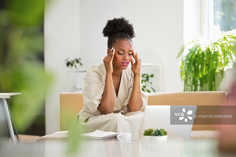 在办公室里忙碌的年轻女性图片素材