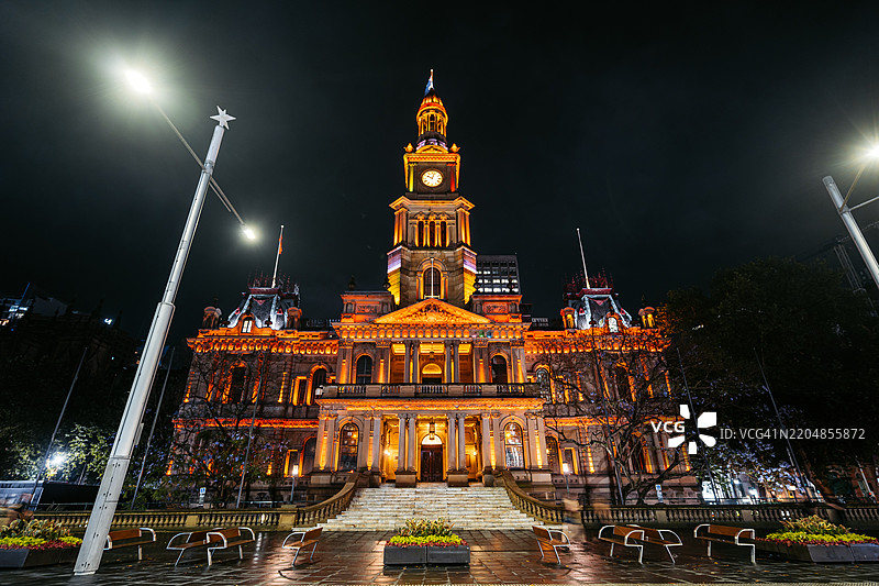 澳大利亚悉尼市的悉尼市政厅夜景图片素材