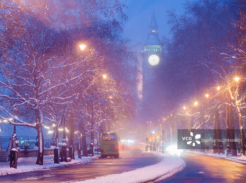伦敦的白雪覆盖下的大本钟图片素材