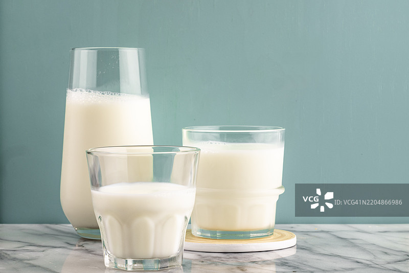 三杯牛奶。健康的新鲜牛奶。图片素材