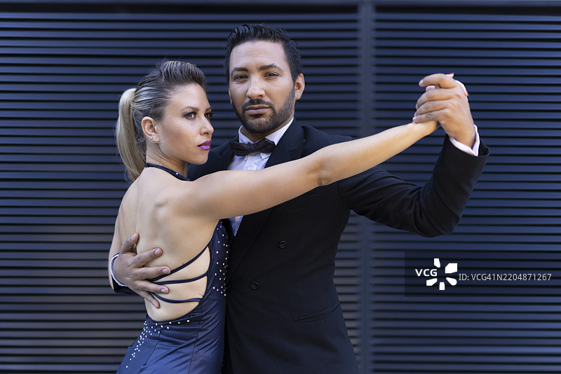 阿根廷夫妇在布宜诺斯艾利斯的街头跳探戈图片素材