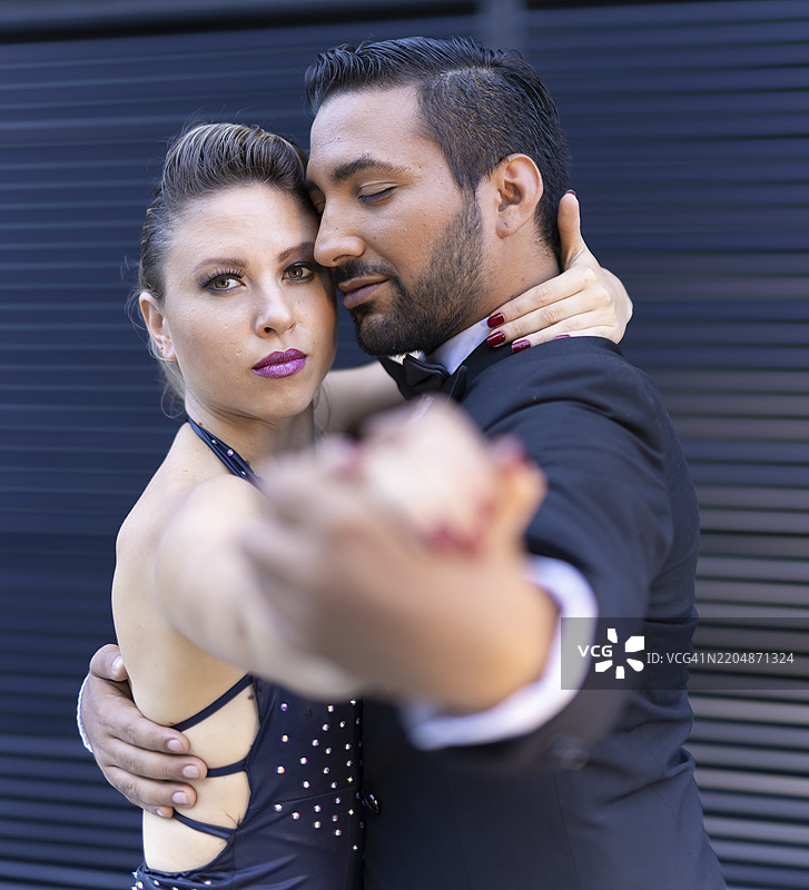 阿根廷夫妇在布宜诺斯艾利斯的街头跳探戈图片素材