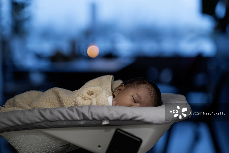 一个正在睡觉的新生儿图片素材