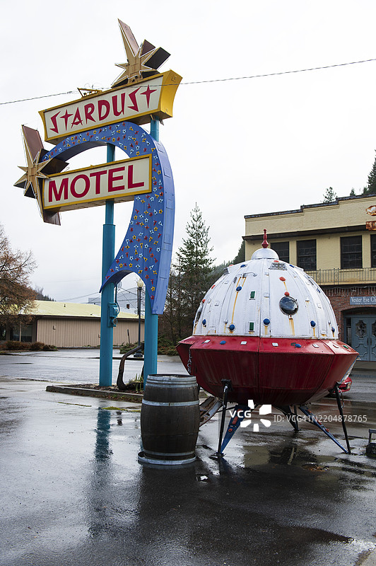 华莱士市中心的UFO和路标图片素材