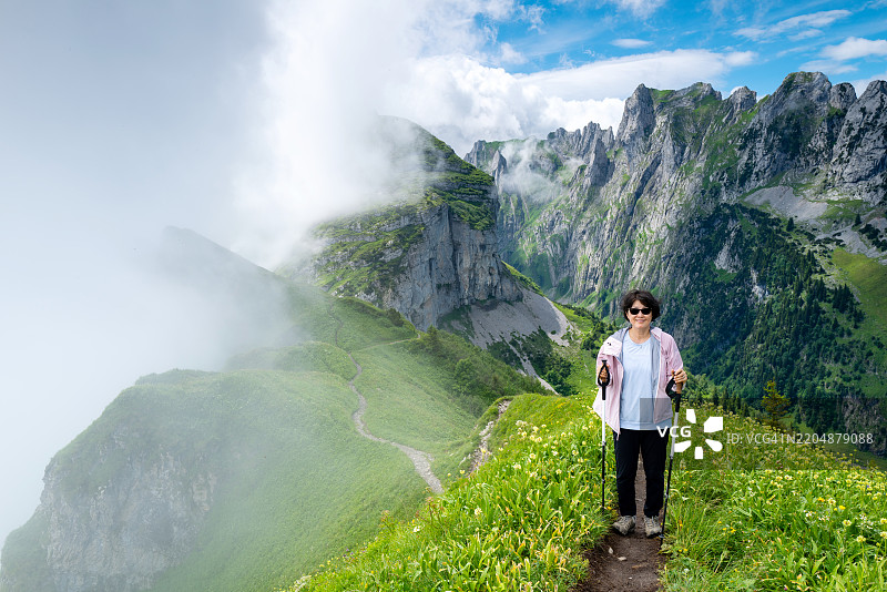 瑞士旅行 - 一位老年女性在萨克斯尔山口附近徒步旅行于瑞士阿尔卑斯山图片素材