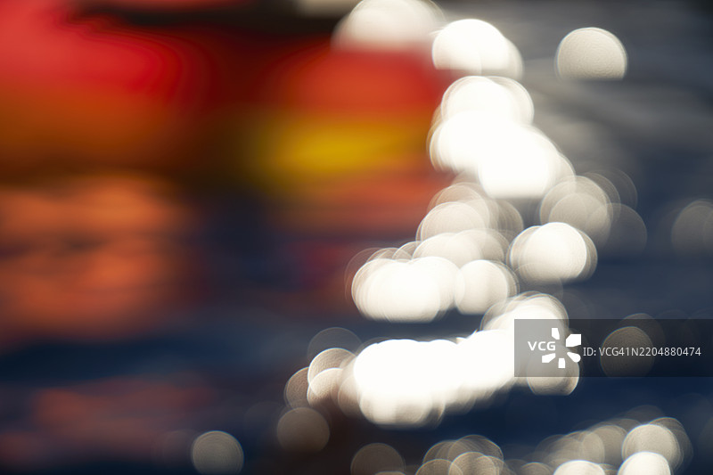 日落时在泳池中放松 01图片素材