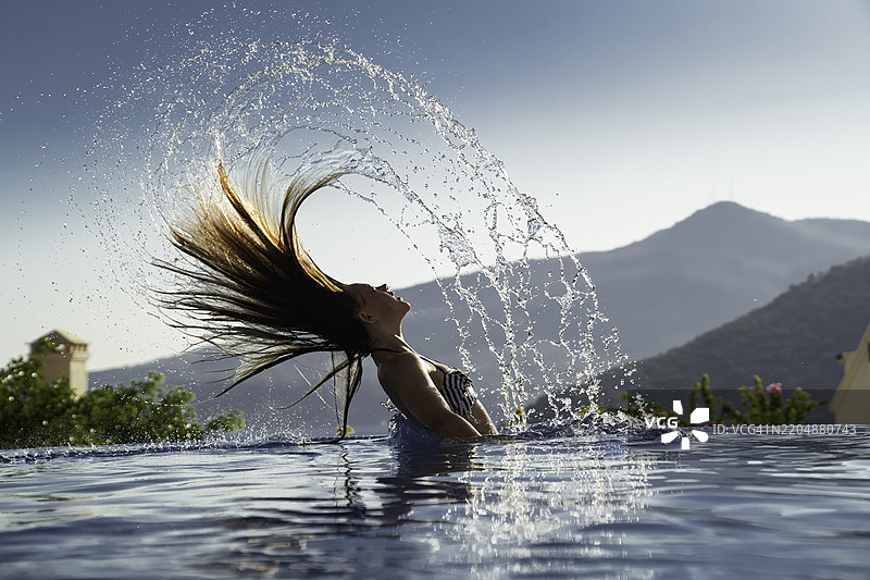 无边泳池中的头发甩动 02图片素材