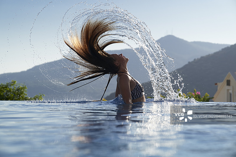无边泳池中的头发甩动 04图片素材
