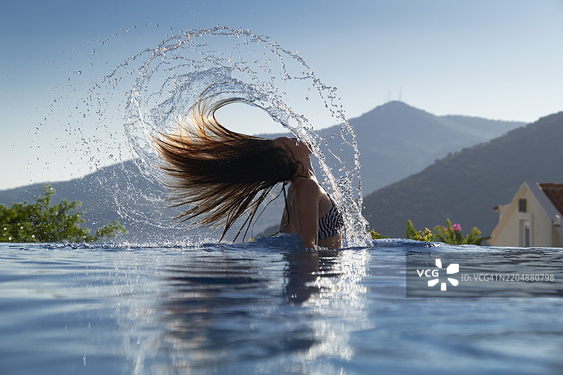 无边泳池中的头发甩动 03图片素材