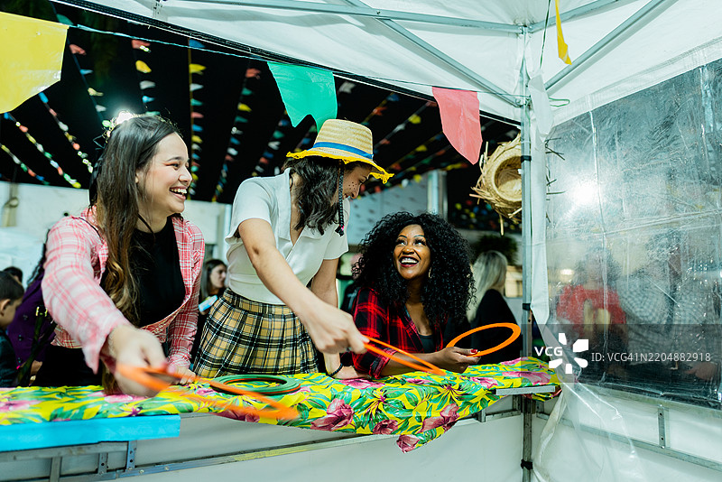 朋友们在巴西传统节日“六月节”上玩套圈游戏图片素材