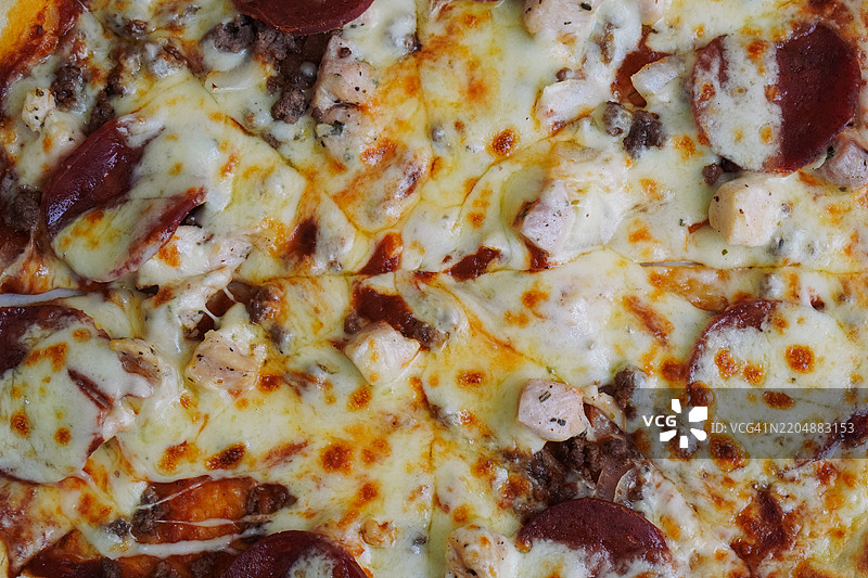 特写的奶酪肉披萨图片素材