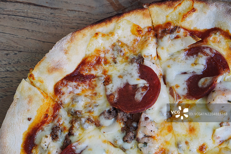 特写的奶酪肉披萨图片素材