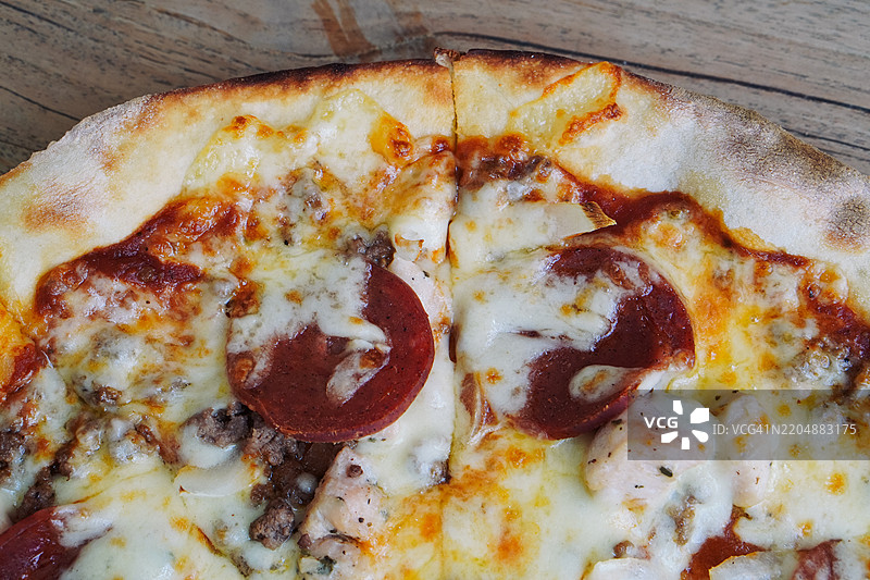 特写镜头的奶酪肉披萨图片素材
