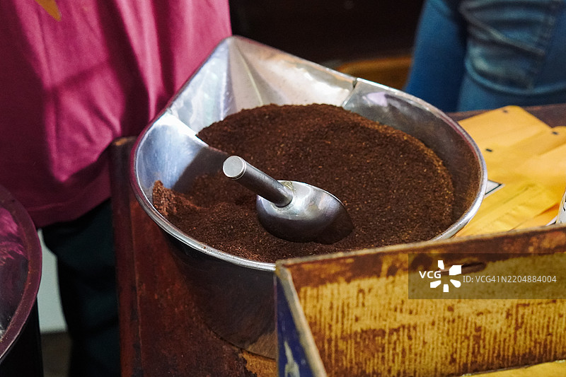 称量新鲜研磨的咖啡粉图片素材