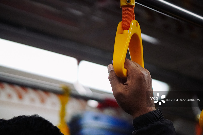 手握火车或公交车的扶手图片素材