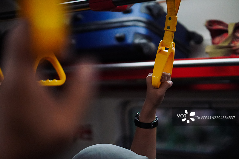 手握火车或巴士的扶手图片素材