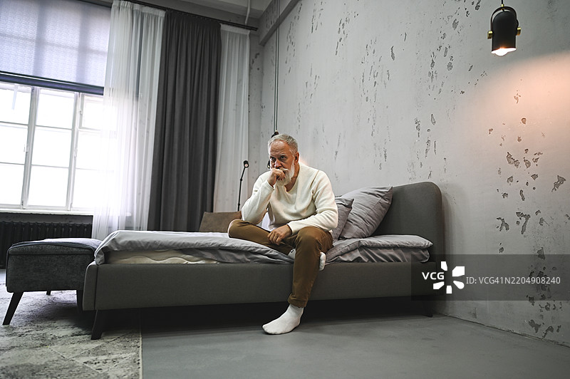 悲伤与情绪波动的概念。图片素材