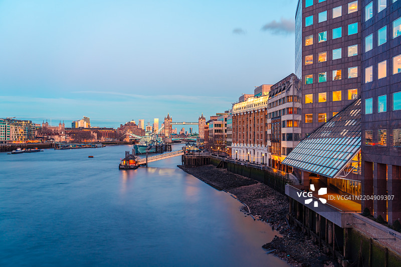 伦敦天际线在黄昏时分沿泰晤士河闪耀。图片素材