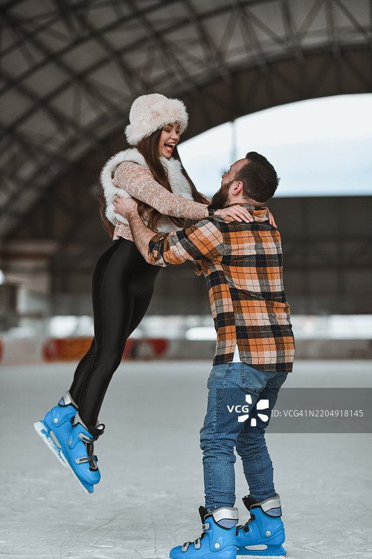 男冰上滑冰运动员在编排练习中举起他的搭档图片素材