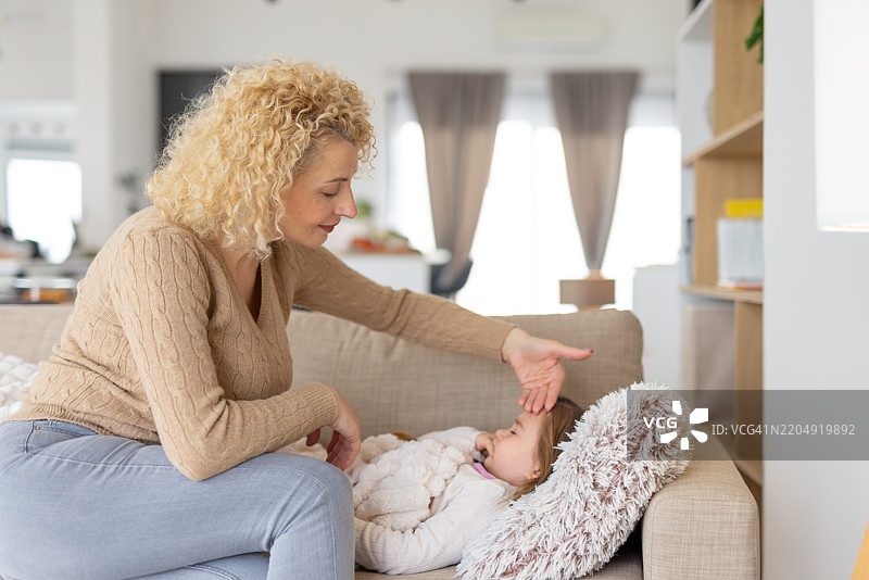 母亲与孩子在沙发上的亲密时刻图片素材