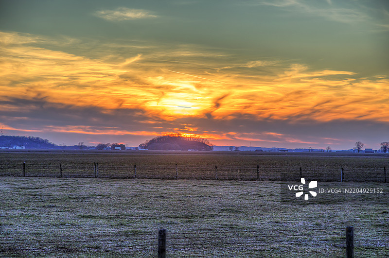 迷失在璀璨天空下的山丘图片素材